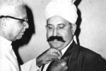 Hakim ji Receiving upkar chakra From Ex. Mayor of Delhi 